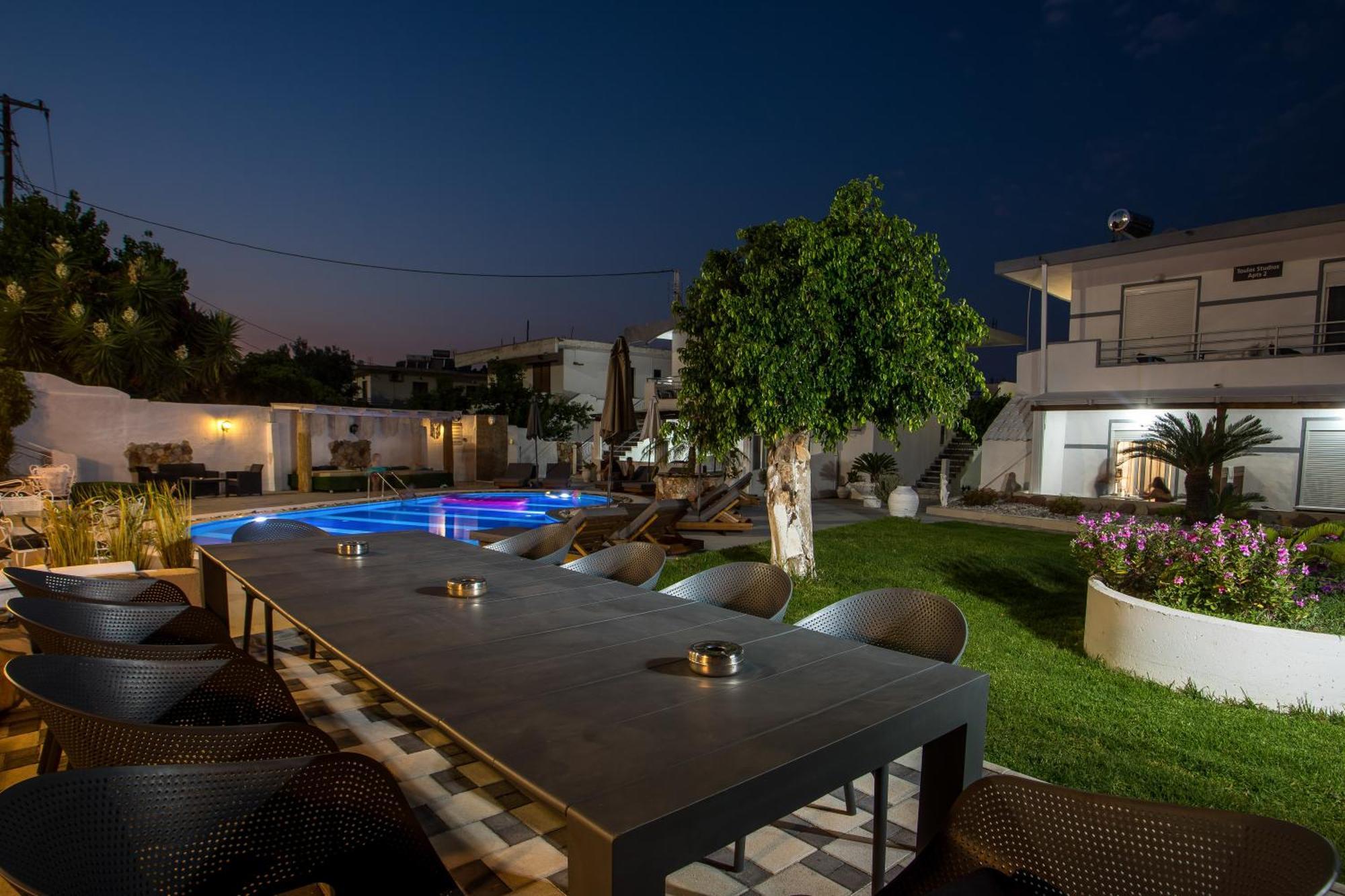 Toulas & Apts No2 *