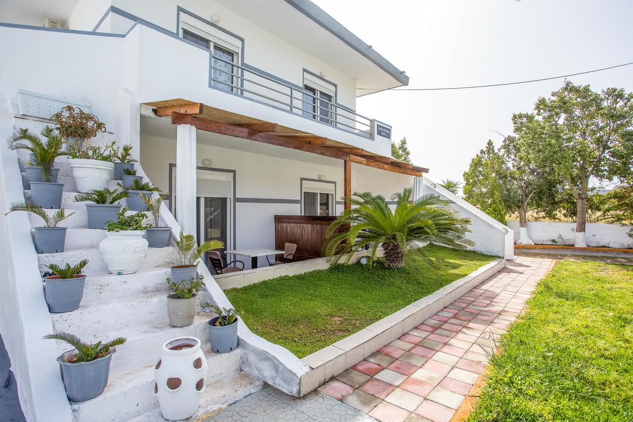 Toulas & Apts No2 *